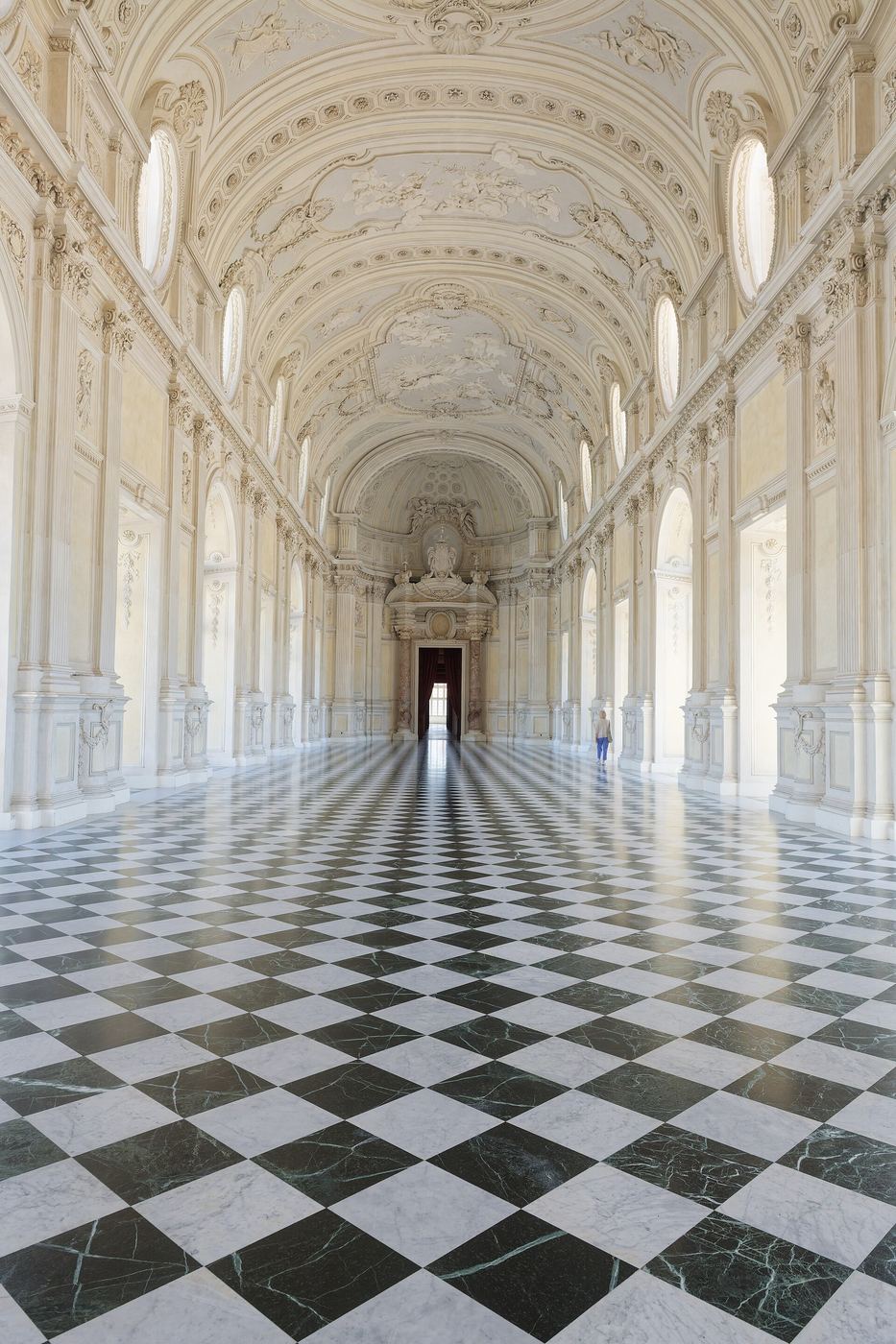 La Galleria Grande della Reggia di Venaria Reale, con il pavimento a scacchi bianchi e neri